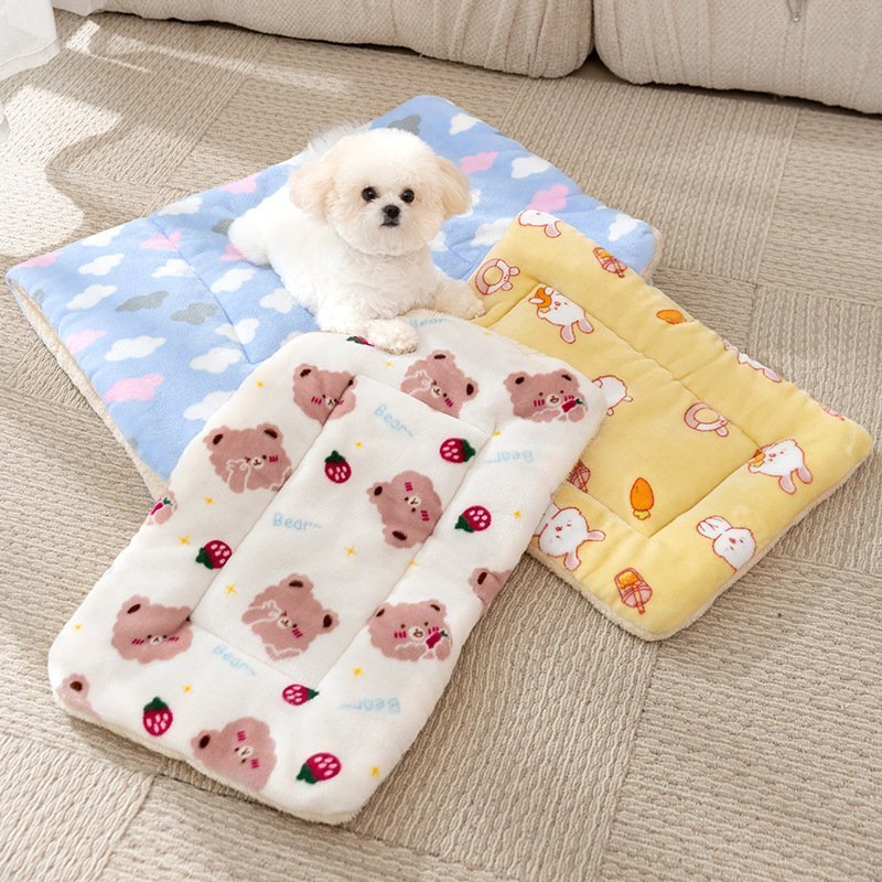 主图_01 Cartoon Bear Flannel Pet Blanket, All-Season Warm Pet Mat & Dog Bed Cover for Cats and Dogs - Image 1